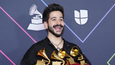 Camilo posa en la sala de prensa tras ganar los Latin Grammy al Mejor álbum vocal pop, Mejor canción de pop, fusión/interpretación urbana y Mejor canción tropical el jueves 18 de noviembre de 2021 en el MGM Grand Garden Arena en Las Vegas.