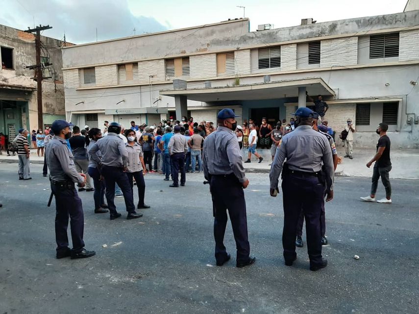 Policías cubanos el 11J de 2021 cerca de Toyo, en 10 de octubre, La Habana.