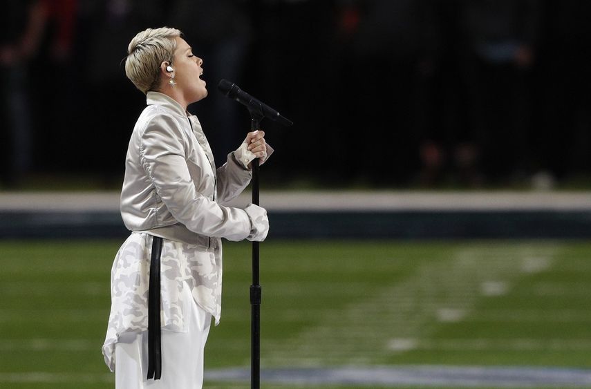 La cantante Pink interpreta el himno de los Estados Unidos.