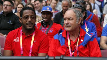 Las leyendas del depote cubano&nbsp;Javier&nbsp;Sotomayor&nbsp;(izquierda) y Juan Alberto Juantorena (derecha), en la grada de público en el Campeonato Mundial de Atletismo