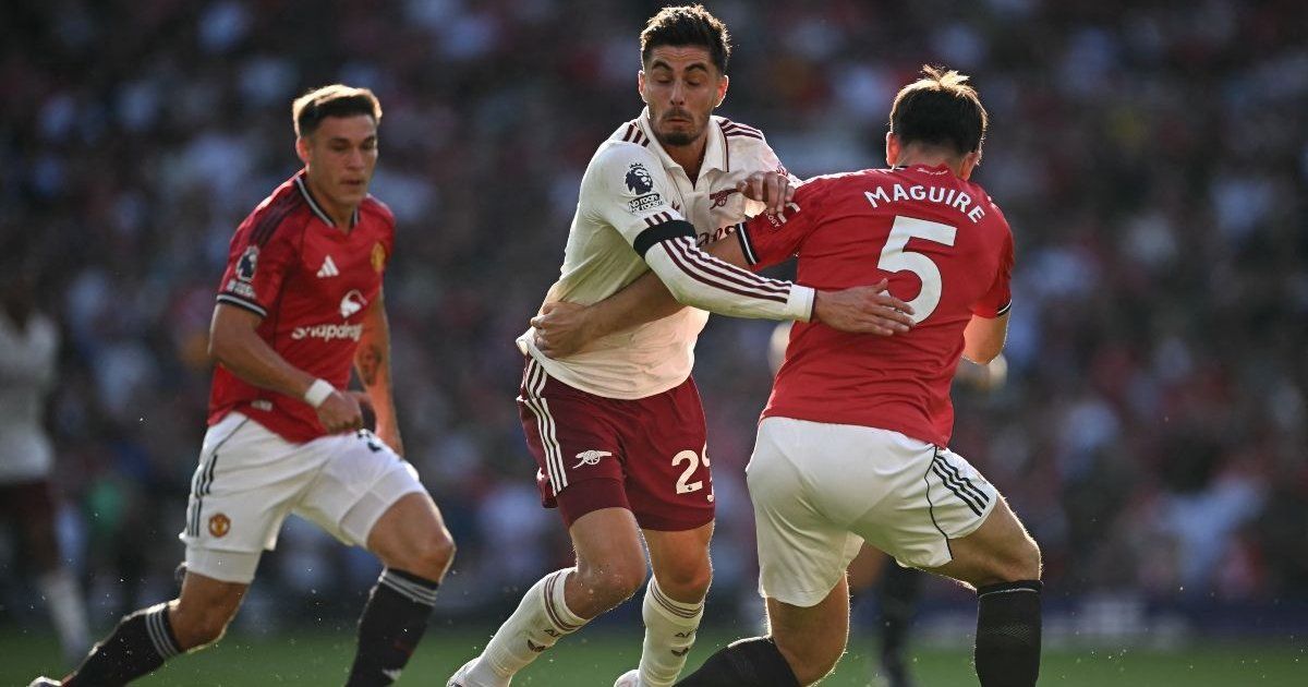 Arsenal cumple ante el Manchester United, pero el Chelsea decepciona