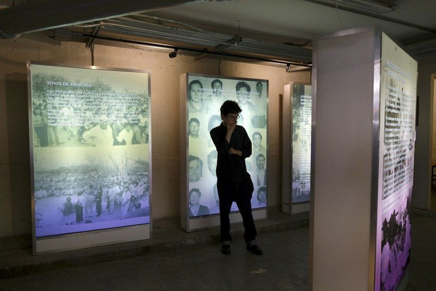 En esta imagen de archivo, una persona visita una exposición durante la inauguración de un monumento a las víctimas de la represión en México, en la antigua sede de Seguridad Nacional, en la Ciudad de México, el 10 de junio de 2019.&nbsp;