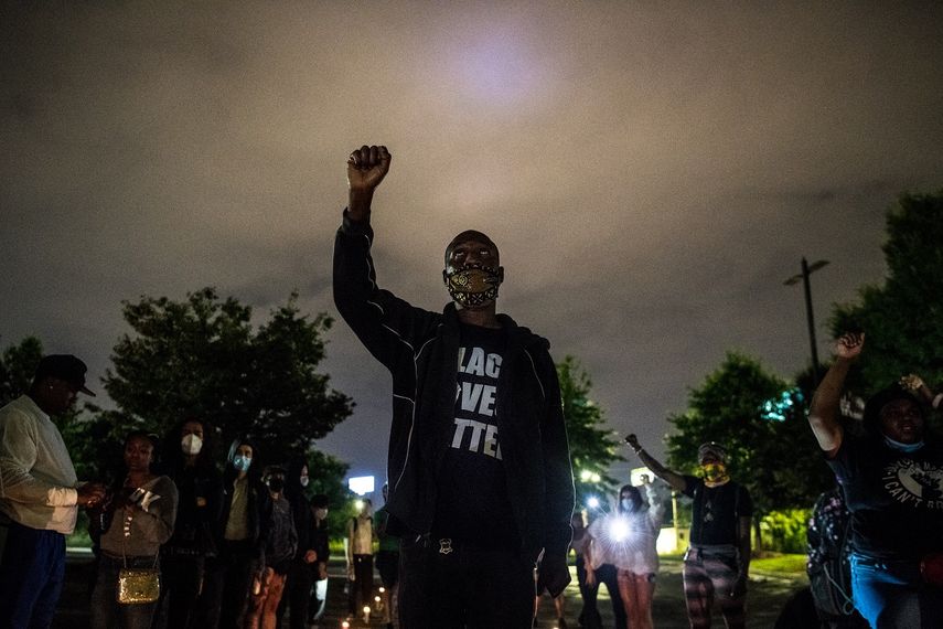 Un hombre protesta en Atlanta tras la muerte de un hombre afroamericano por disparos de un polic&iacute;a.