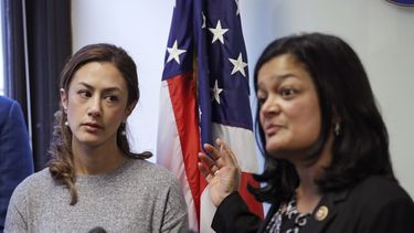 Negah Hekmati, izquierda, es acompa&ntilde;ada por la congresista dem&oacute;crata Pramila Jayapal, de Washington, en una conferencia de prensa sobre el incidente en que Hekmati fue sometida a un interrogatorio por horas a su regreso de Canad&aacute; a Estados Unidos por un cruce fronterizo con su familia d&iacute;as antes, el lunes 6 de enero de 2020, en Seattle.&nbsp;