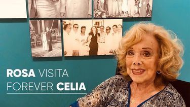 Rosita Fornés visita la exposición Forever Celia, en Miami.