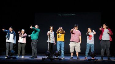 Puesta de escena de Hamlet en el Teatro Barbican de Londres a cargo de ocho actores peruanos con síndrome de Down.