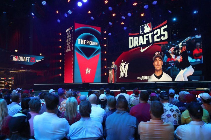 El comisionado de las Grandes Ligas, Rob Manfred, anuncia la selección de Aiva Arquette como la séptima en general en el draft de 2025 por parte de los Marlins de Miami, el 13 de julio de 2025.