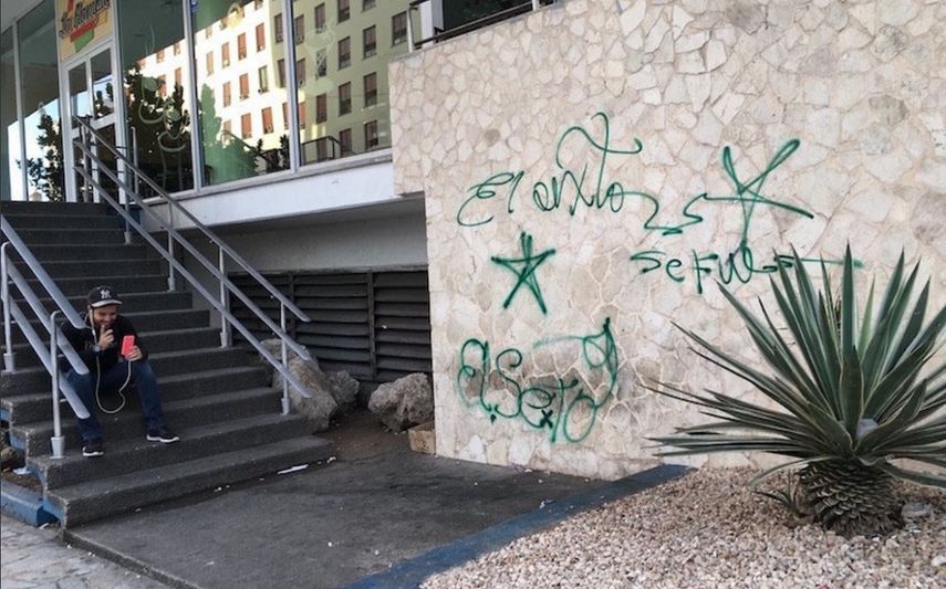 El Sexto ha sido castigado por el régimen. Luego de escribir en un muro al costado del Hotel Habana Libre, en la capital cubana, el mensaje se fue junto a su firma, terminó apresado