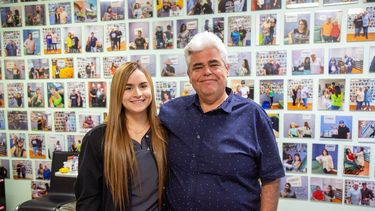 Rosmary Villanueva, flebotomista y mánager de Any Lab Test Now, junto al fundador del laboratorio, Jesús Gómez Linares.&nbsp;