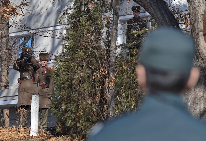 Soldados&nbsp; &nbsp;observan desde el lado norcoreano de la frontera de ambas coreas, donde la vigilancia se ha intensificado luego de la deserción del soldado.&nbsp;
