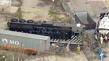 Imagen tomada de un video cortes&iacute;a de KABC-TV&nbsp;de un tren de Pacific Harbor Line que descarril&oacute; el martes 31 de marzo de 2020 en el Puerto de Los &Aacute;ngeles.