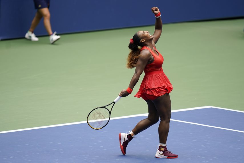 Serena Williams reacciona durante el partido contra Tsvetana Pironkova en los cuartos de final del Abierto de Estados Unidos, el mi&eacute;rcoles 9 de septiembre de 2020