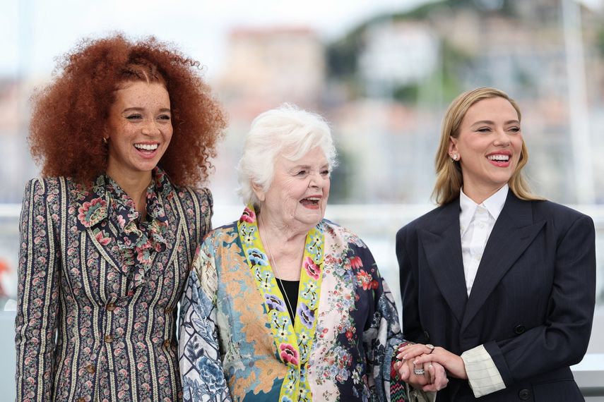 La actriz británica Erin Kellyman, la actriz estadounidense June Squibb y la directora estadounidense Scarlett Johansson posan durante la sesión fotográfica de la película Eleanor the Great en la 78.ª edición del Festival de Cine de Cannes, en Cannes, sur de Francia, el 21 de mayo de 2025.&nbsp; &nbsp;