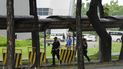 Policías recorren la Universidad Ateneo de Manila, Filipinas, el domingo 24 de julio de 2022, luego de un tiroteo que dejó tres muertos. 