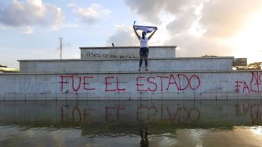 Un manifestante enmascarado alza una bandera durante una protesta contra el gobierno del presidente Daniel Ortega en Managua, Nicaragua. Se han presentado 18 testigos que dicen haber sufrido torturas y abuso sexual a manos de las fuerzas represivas, ante un panel de abogados y psic&oacute;logos en San Jos&eacute;, Costa Rica, la semana del 11 de septiembre de 2020. Foto de archivo del 1 de junio de 2020.