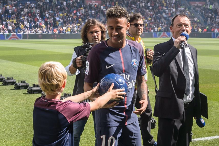 Neymar se paseó&nbsp;se por el césped del Parque de los Príncipes antes que iniciara el primer partido de su nuevo equipo en la liga francesa.&nbsp;