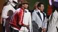 El duo francés Daft Punk recibe uno de los premios Grammy. (AP)
