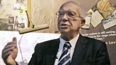 En esta foto de archivo del 4 de octubre de 2007, el doctor Serguei Khrushchev, dijo del difunto premier sovi&eacute;tico Nikita Khrushchev, habla sobre el hist&oacute;rico lanzamiento del Sputnik en el Planetario de Chicago. Jueves muri&oacute; el 18 de junio de 2020 en su hogar en Cranston, Rhode Island, EEUU, a los 84 a&ntilde;os.&nbsp;