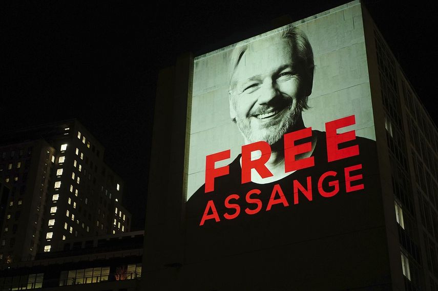 Una imagen de Julian Assange se ve proyectada en la calle Leake, en el centro de Londres, el domingo 10 de abril de 2022, para marcar tres años desde su detención en la prisión de Belmarsh, mientras Estados Unidos continúa su proceso legal para pedir su extradición. 