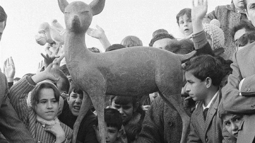 La Academia de Hollywood rindió homenaje al clásico de la animación Bambi por su 75 aniversario. En la imagen el registro de un monumento en homenaje a Walt Disney y a su película Bambi en Madrid.