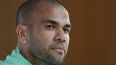 El futbolista brasileño, Dani Alves, escucha una pregunta durante una conferencia de prensa en la víspera del partido del Grupo G entre Brasil y Camerún, en Doha, Catar, el 1 de diciembre de 2022.