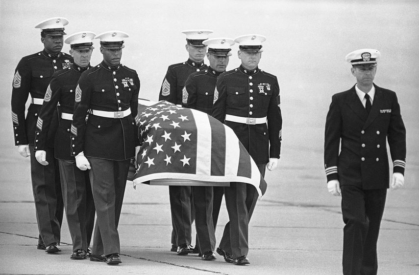 Infantes de marina de EEUU llevan el cuerpo del agente asesinato de la DEA Enrique Camarena Salazar, a su llegada a la base aérea naval de North Island en San Diego. Archivo de marzo 8, 1985.&nbsp;