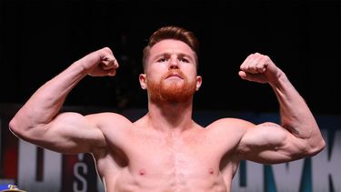 El púgil azteca&nbsp; el pasado 15 de septiembre derroto al al kazajo Gennady GGG Golovkin le arrebató los títulos mundiales del Consejo Mundial de Boxeo (CMB) y el de la Asociación Mundial de Boxeo (AMB) en el peso mediano.