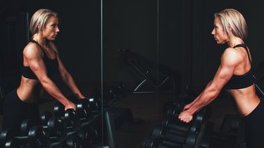 Una mujer se ejercita en casa.
