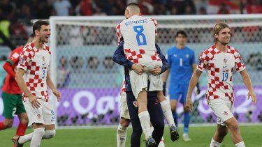 Jugadores de Croacia celebran el triunfo sobre Marruecos por el tercer lugar
