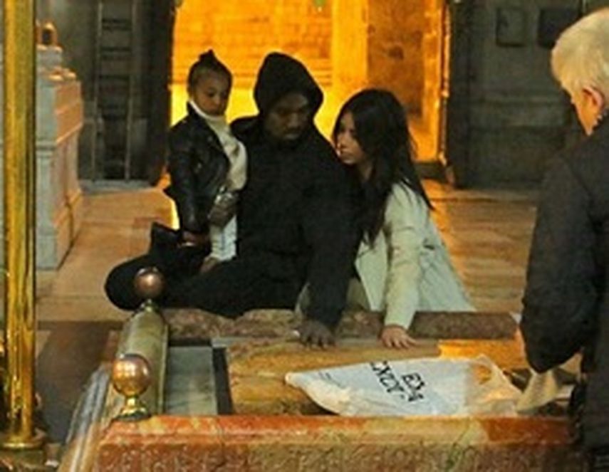Kim Kardashian junto a su esposo Kanye West y su hija North en la iglesia. (EFE) 