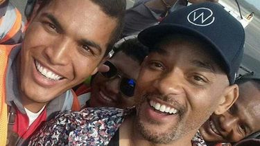 Smith, que lució zapatos deportivos blancos, jean, camiseta y una gorra negra, saludó amablemente a los trabajadores del aeropuerto que no dudaron en tomarse fotografías con el reconocido artista