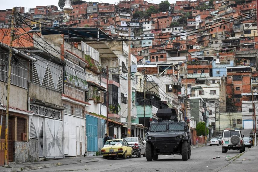 Un vehículo blindado VN-4 de una unidad especial de la Policía Nacional recorre una de las calles principales del barrio Cota 905 luego de tres días de enfrentamientos con presuntos integrantes de una banda criminal, en Caracas el 9 de julio de 2021.