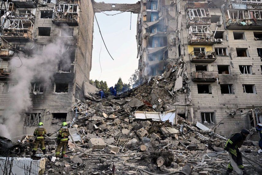 Rescatistas ucranianos realizan labores de búsqueda y rescate en un edificio residencial gravemente dañado tras el ataque con misiles rusos en Kiev el 17 de junio de 2025, en medio de la invasión rusa de Ucrania.&nbsp;&nbsp;