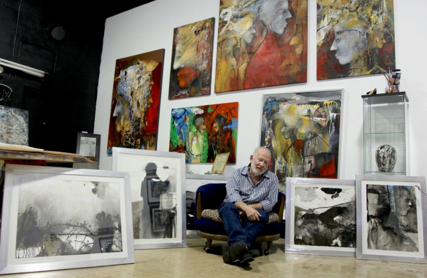 El artista cubano Vicente Dopico, junto a sus cuadros, en su taller en Miami.&nbsp;