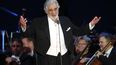 En esta foto del 28 de agosto de 2019, el astro de la &oacute;pera Pl&aacute;cido Domingo saluda al p&uacute;blico al final de un concierto en Szeged, Hungr&iacute;a.