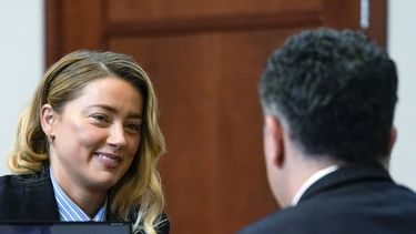 La actriz Amber Heard habla con su abogado en la Corte de Circuito del Condado de Fairfax en Fairfax, Virginia, el miércoles 4 de mayo de 2022.&nbsp; 