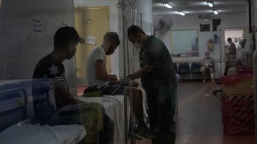 Un médico atiende pacientes en uno de los hospitales donde se atiende a personas intoxicadas con cocaína adulterada, en las afueras de Buenos Aires, Argentina, el miércoles 2 de febrero de 2022.