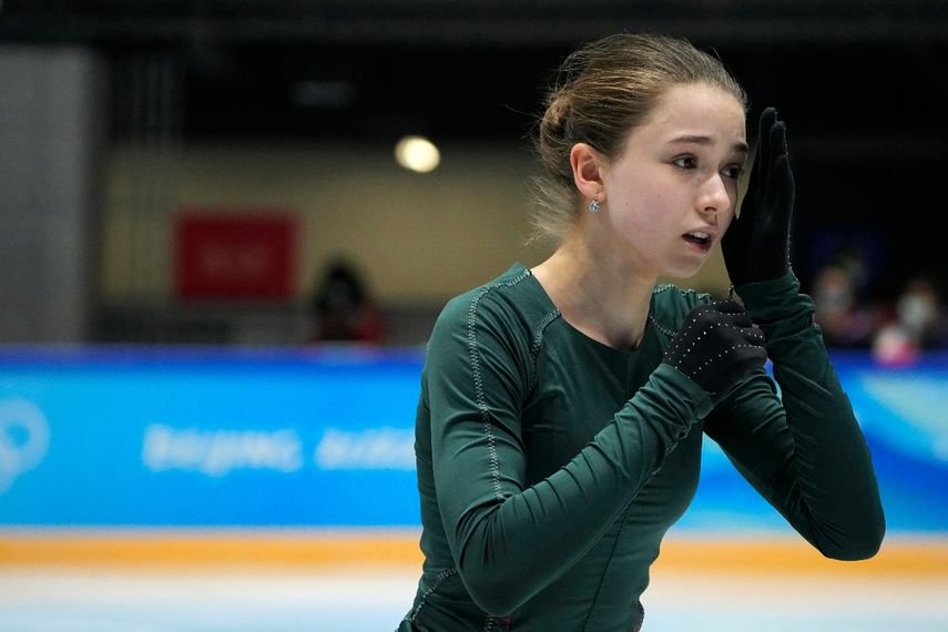 La rusa Kamila Valieva, del Comité Olímpico Ruso, entrena el jueves 10 de febrero de 2022 en Pekin