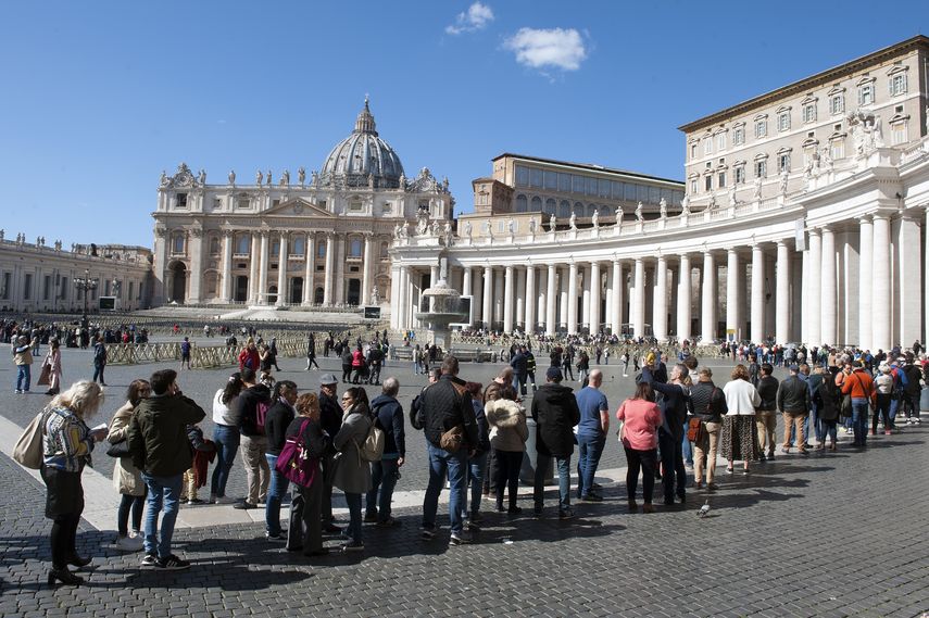 Como una de las medidas para prevenir el coronavirus, el Papa Francisco transmitió en vivo la Oración del Ángelus desde una biblioteca dentro del Vaticano.