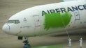 En esta foto proveída por Greenpeace, activistas de la agrupación ecologista pintan el costado de un Boeing 777 de Air France que estaba estacionado sin pasajeros en el aeropuerto Charles de Gaulle, al norte de París, el viernes, 5 de marzo del 2021. En esta foto proveída por Greenpeace, activistas de la agrupación ecologista pintan el costado de un Boeing 777 de Air France que estaba estacionado sin pasajeros en el aeropuerto Charles de Gaulle, al norte de París, el viernes, 5 de marzo del 2021.