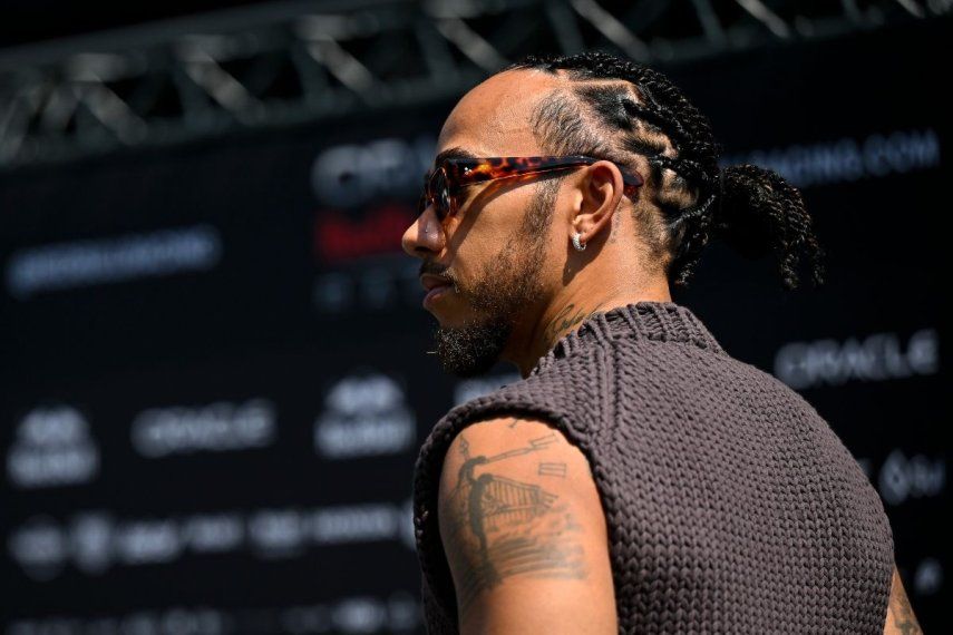 El piloto británico de la F1, Lewis Hamilton, de Mercedes, arriba al paddock previo al Gran Premio de Hungría en el Hungaroring en Budapest, el jueves 18 de julio del 2024.