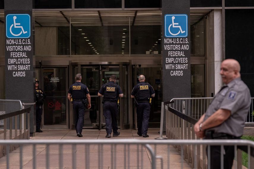 Oficiales del DHS ingresan al Edificio Federal Jacob K. Javits, la corte de inmigración, en la ciudad de Nueva York.