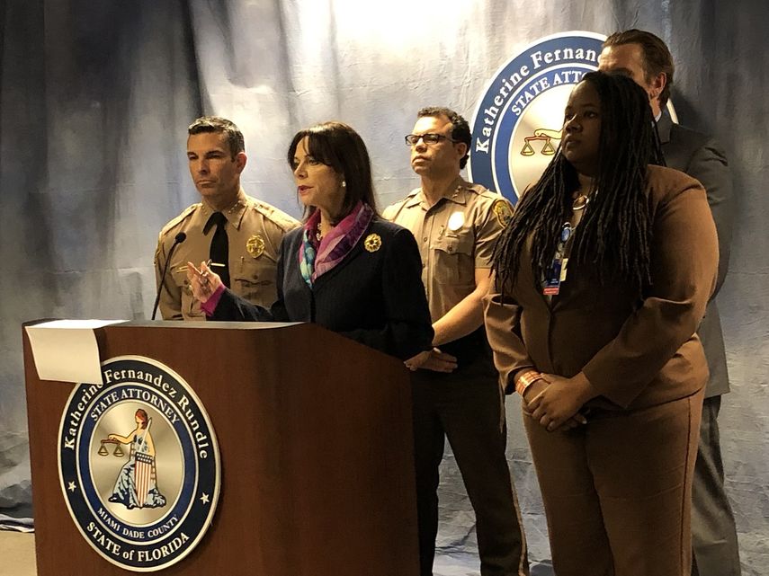 De Izq a derecha, entre otros: Juan Pérez, director de la Policía de Miami-Dade y la fiscal estatal Katherine Fernández Rundle durante la conferencia de prensa celebrada en la Fiscalía estatal.&nbsp;