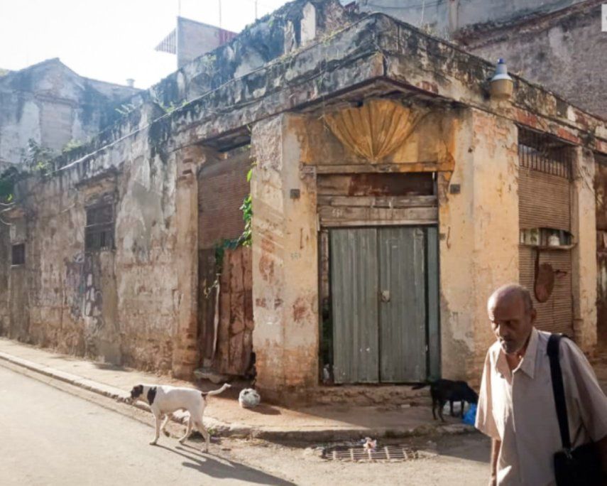 Pensiones miserables para el alto costo de la vida en Cuba a muchos ancianos no les queda otra que mendigar o vender en la calle para sobrevivir.