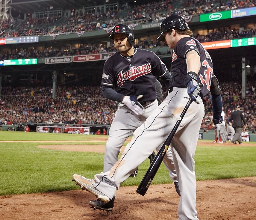 Coco Crisp (izquierda) celebra junto con su compañero&nbsp;Tyler Naquin luego de conectar un cuadrangular en la quinta entrada