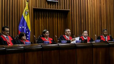 De izquierda a derecha: Los magistrados Jesús Manuel Jiménez, María Ameliach, Indira Alfonzo, el presidente del TSJ, Maikel Moreno;  Juan José Mendoza e Iván Darío Bastardo. 