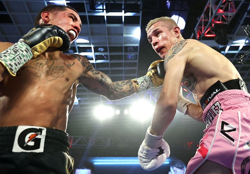 Oscar Valdez (izq.) y Jayson Velez intercambiaron golpes toda la noche, el martes 21 de julio en Las Vegas.&nbsp;