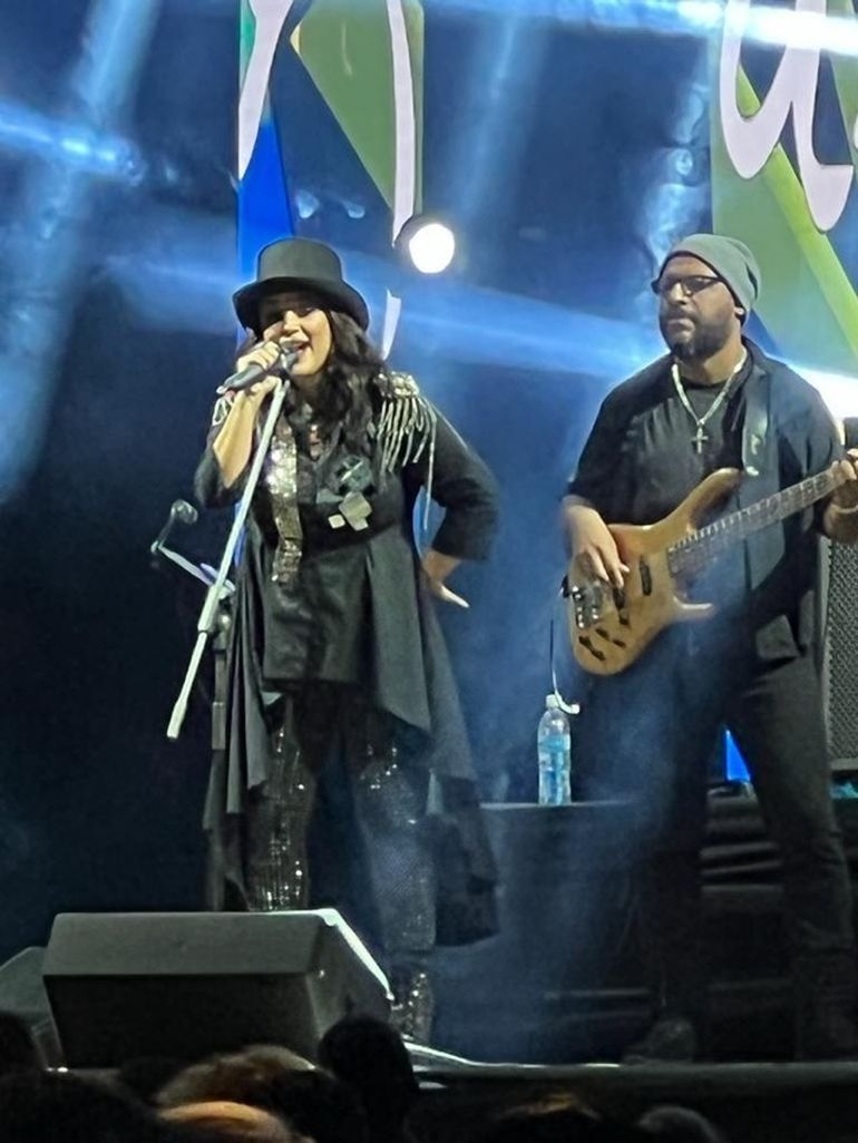 Presentación de la cantante venezolana Karina en diciembre de 2021 en la Universidad 