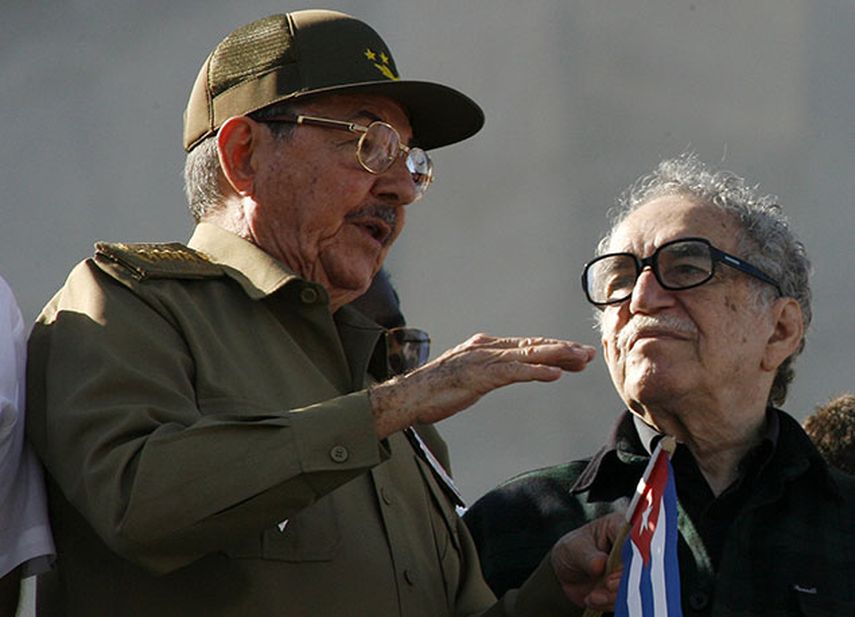 Gabriel García Márquez conversa con el presidente cubano Raúl Castro (izq.) el 2 de diciembre del 2006 durante un desfile militar en la Plaza de la Revolución de La Habana. (Foto AP/ Javier Galeano, Archivo)