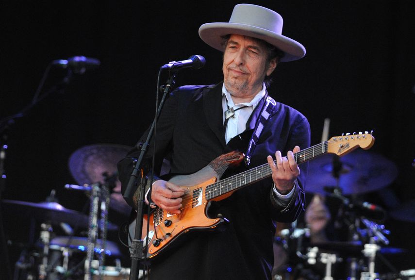 En esta foto de archivo tomada el 22 de julio de 2012, la leyenda estadounidense Bob Dylan actúa en el escenario durante la 21ª edición del festival de música Vieilles Charrues en Carhaix-Plouguer, en el oeste de Francia.